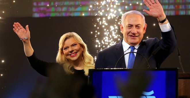 10/04/2019 - El primer ministro israelí, Benjamin Netanyahu, y su esposa Sara, celebran la victoria en las elecciones israelíes. / REUTERS - AMMAR AWAD