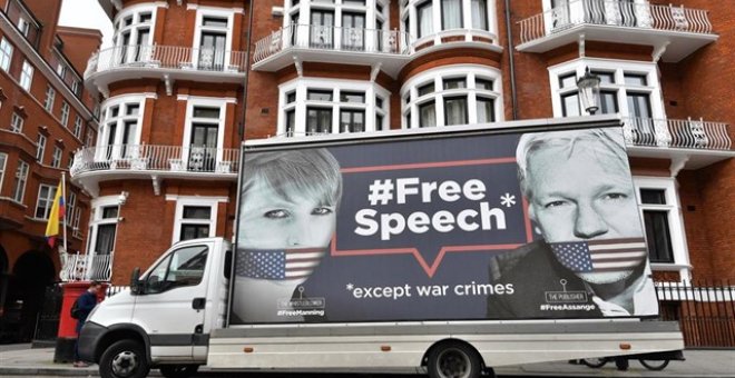 Camión con una imagen de Julian Assange en Londres. | EUROPA PRESS