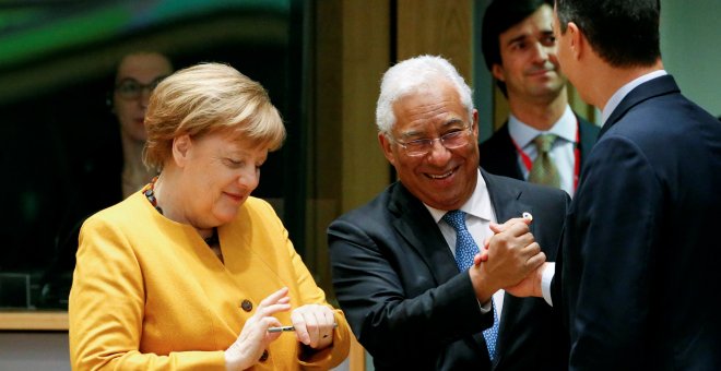 La canciller alemana, Angela Merkel, el primer ministro de Portugal, Antonio Costa, y Pedro Sánchez, durante la cumbre de líderes de la Unión Europea en Bruselas. | Reuters