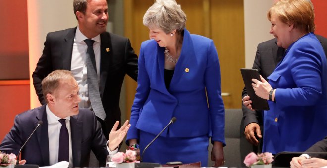 10/04/2019- La canciller alemana, Angela Merkel (d), el primer ministro de Luxemburgo, Xavier Bettel (2i), la primera ministra británica, Theresa May (2d), y el presidente del Consejo Europeo, Donald Tusk (i). / EFE - OLIVIER HOSLET