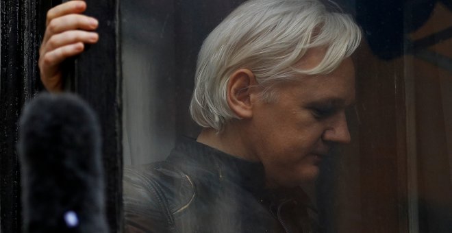 Julian Assange, en una fotografía de archivo tomada en el balcón de la embajada ecuatoriana. - REUTERS