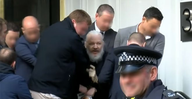 Momento de la detención de Julian Assange. - RT (Youtube)