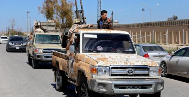 Libia: los combates cercan Trípoli y miles de personas huyen