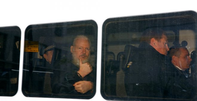 El fundador de WikiLeaks, Julian Assange, en un furgón policial tras ser arrestado por agentes de Scotland Yard, en la Embajada de Ecuador en Londres. REUTERS/Henry Nicholls