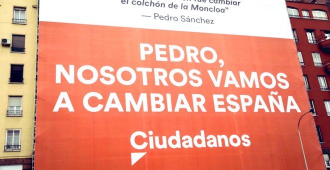 La lona que Ciudadanos ha colgado en la fachada un edificio de Avenida de América contra Pedro Sánchez. | Ciudadanos