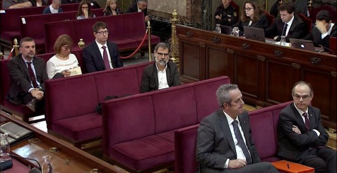 Captura de la señal institucional del Tribunal Supremo. Jordi Turull, exportavoz y exconsejero de la presidencia (d), y el exconsejero de Interior Joaquim Forn (i), durante la sesión celebrada este jueves en el Tribunal Supremo. /EFE