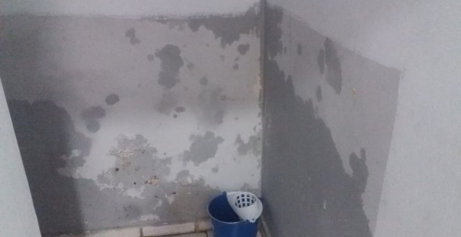 Las humedades de una de las pareDes del piso de acogida de la Fundación Diagrama donde residen diez menores marroquíes tutelados por la Comunidad de Madrid.- FUNDACIÓN RAÍCES