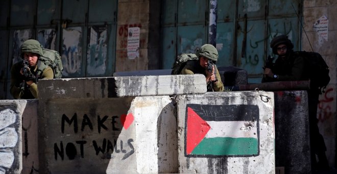 12/04/2019 - Soldados israelíes apuntan con sus armas durante los enfrentamientos con palestinos en Hebrón, en la Cisjordania ocupada por Israel. / REUTERS - MUSSA ISSA QAWASMA