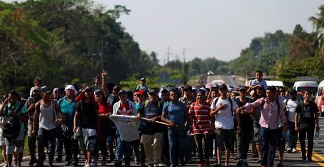 Una caravana de migrantes hondureños atraviesa México. (JOSÉ CABEZAS | EFE)