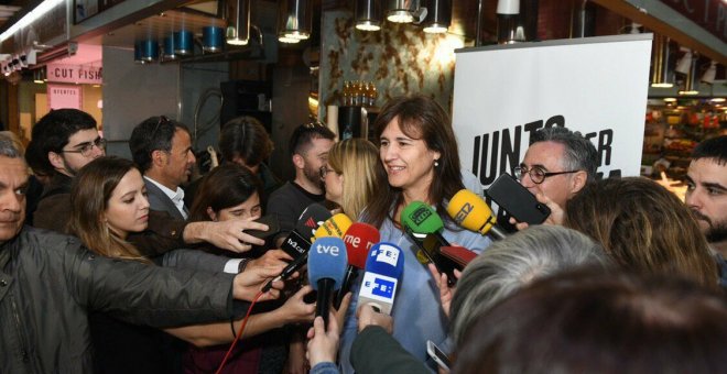 La número dos de les llistes de Junts per Catalunya al Congrés dels Diputats, Laura Borràs, atenent els mitjans des del Mercat de la Concepció de Barcelona. JxCat