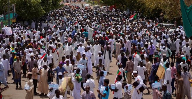 Cientos de personas participan en una protesta en Jartum (Sudán), este viernes. La junta militar de Sudán, encargada de dirigir el país tras el derrocamiento del presidente, Omar al Bashir, ha asegurado que está de parte del pueblo y no le traicionará, y