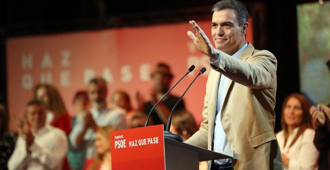 13/04/2019.- El presidente del Gobierno, Pedro Sánchez, participa en un acto de campaña electoral del PSOE en el Centro de Congresos Pirámide de la localidad tinerfeña de Arona. EFE/ Cristóbal García