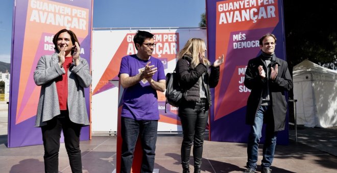 L'alcaldessa de Barcelona, Ada Colau, el tinent d'alcalde de Barcelona, Gerardo Pisarello, la candidata per a les llistes europees pels comuns, Eugenia M. Palop, i el cap de llista per aquest 28 d'abril, Jaume Asens, durant un acte de campanya al barri de