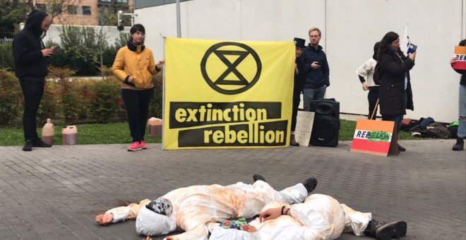 Extinction Rebellion bloquea el acceso a Repsol para visibilizar la emergencia climática. Extinction Rebellion