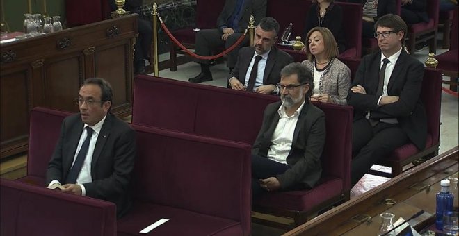 Santi Vila, Meritxell Borrás, Carles Mundó, Jordi Cuixart y Josep Rull, este lunes en el juicio al 'procés'. EFE