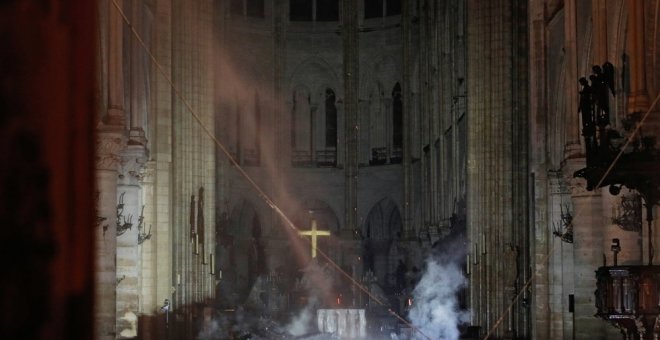 Interior de la catedral de Notre Dame tras el incendio. El altar está rodeado de trozos de madera carbonizada. PHILIPPE WOJAZER/ REUTERS