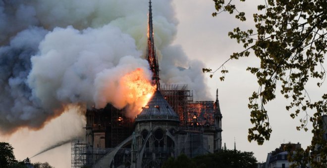 La aguja de Notre Dame ha caído a causa del incendio. / AFP