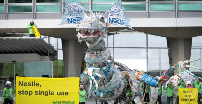 Miembros de Greenpeace muestran este martes un "monstruo" de plástico ante la sede de Nestlé en Vevey (Suiza) en protesta del plástico de un sólo uso. EFE/Laurent Gillieron