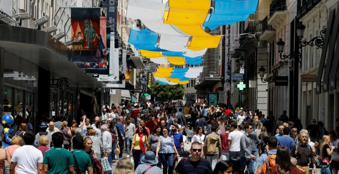 Personas caminando por una de las principales vías comerciales del centro de Madrid, la calle Preciados.  REUTERS/Paul Hanna