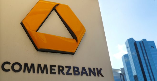El logo de Commerzbank en un cajero automático, cerca de la sede del banco Fráncfort. REUTERS/Kai Pfaffenbach