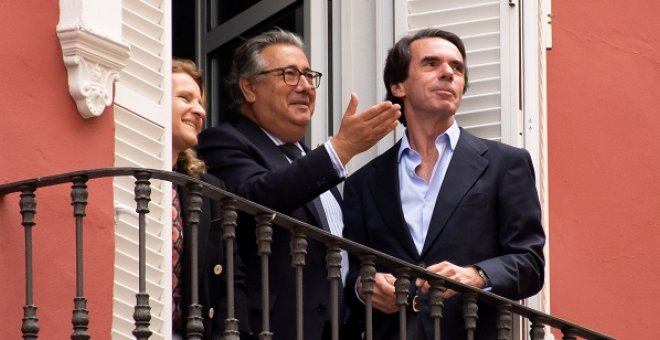 17/04/2019.- El expresidente del Gobierno, José María Aznar junto al exministro de Interior y exalcalde de Sevilla, Juan Ignacio Zoido en una procesión en la que la virgen luce un fajín de Franco. / EFE - RAÚL CARO