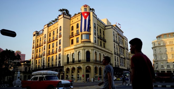 La bandera de Cuba desplegada en la fachada de un hotel en La Habana. REUTERS/Alexandre Meneghini