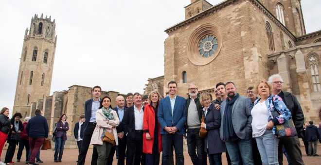 El presidente del Gobierno y candidato socialista a la reelección, Pedro Sánchez (c), acompañado del alcalde de Lleida, Fèlix Larrossa (cd), durante la visita que ha realizado a la Seu Vella de Lleida. EFE/ Adrián Ropero