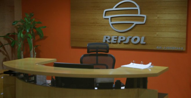 El logo de Repsol en sus oficinas en Caracas. REUTERS/Carlos Garcia Rawlins