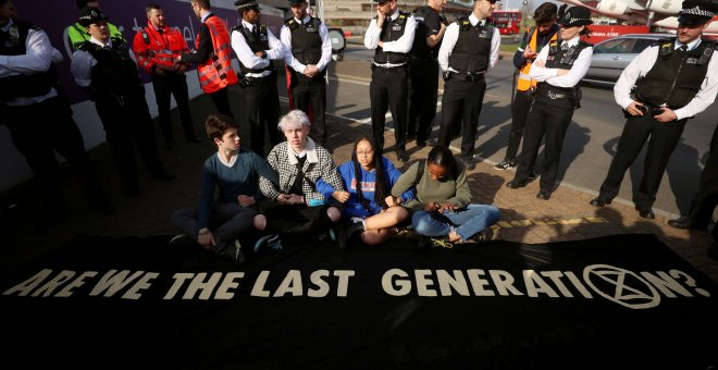 19/04/2019 - Activistas de Extinction Rebellion asisten a una protesta en el aeropuerto de Heathrow (Londres) el 19 de abril de 2019 | REUTERS/ Simon Dawson