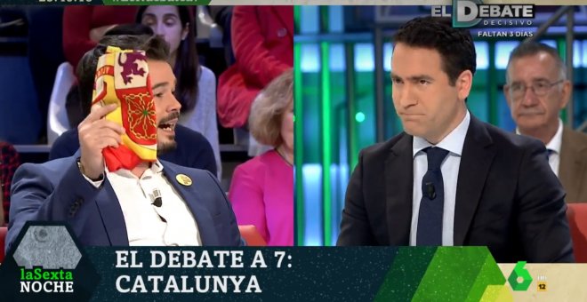 Momento del debate en el que Egea le regaló una bandera a Rufián. / La Sexta