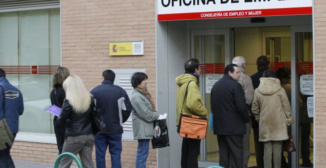 Colas ante una oficina de empleo | EFE/ Archivo