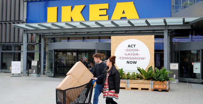 Clientes en una tienda de Ikea en Alemania. / WOLFGANG RATTAY (REUTERS)