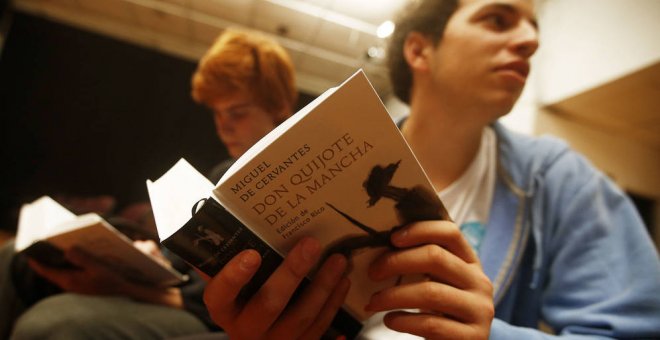 Un joven lector sostiene El Quijote.- EFE