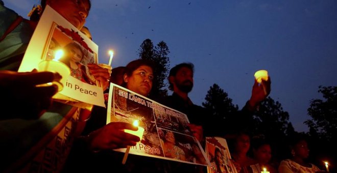 Miembros de varias organizaciones no gubernamentales sostienen velas en conmemoración de las víctimas de los atentados de Sri Lanka. EFE