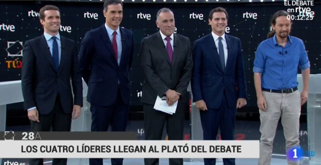 Así han posado Casado, Sánchez, Fortes (moderador), Rivera e Iglesias antes del debate.
