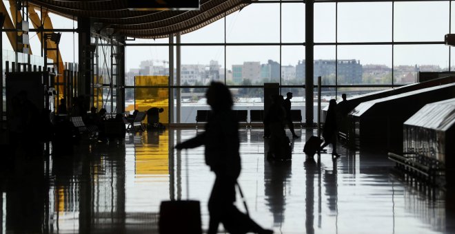 17/04/2019.- Movimiento de viajeros en el aeropuerto de Madrid-Barajas Adolfo Suárez. / EFE - J.J. GUILLÉN