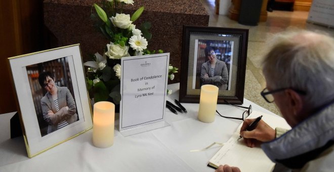 20/04/2019 - Un hombre firma un libro de condolencias en el Guildhall para la periodista Lyra McKee, asesinada a tiros en Londonderry, Irlanda del Norte, 20 de abril de 2019 | REUTERS/ Clodagh Kilcoyne