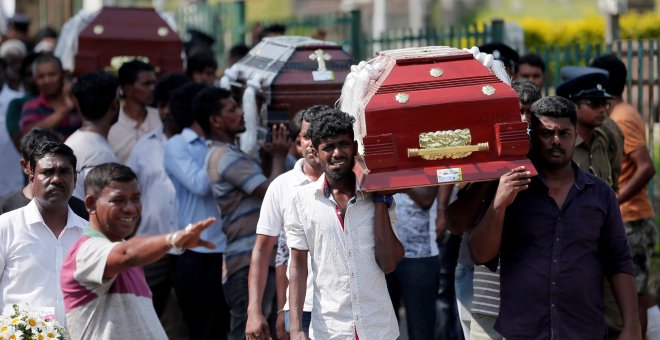 23/04/2019 - Los ataúdes de las víctimas se transportan durante una misa, dos días después de la serie de atentados suicidas con bombas en iglesias y hoteles en Sri Lanka | REUTERS/ Dinuka Liyanawatte
