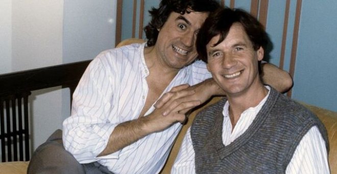 Terry Jones (izda) y Michael Palin de Monty Python posan para la prensa gráfica en 1983. EFE
