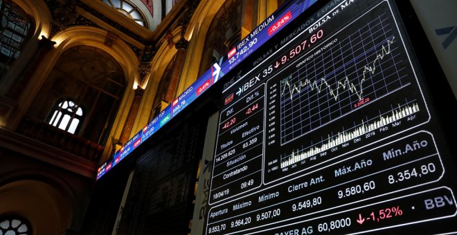 Panel informativo de la Bolsa de Madrid que muestra la evolución del principal indicador de la Bolsa española, el Ibex 35. EFE/ Chema Moya