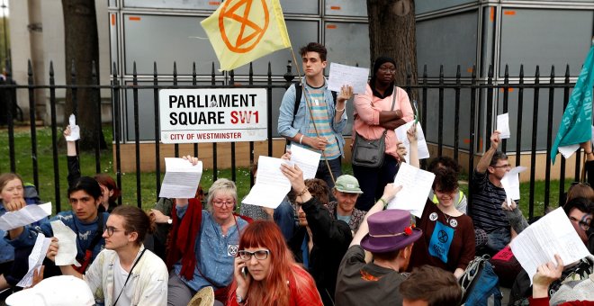 Activistas del cambio climático se reúnen en la Plaza del Parlamento. Reuters