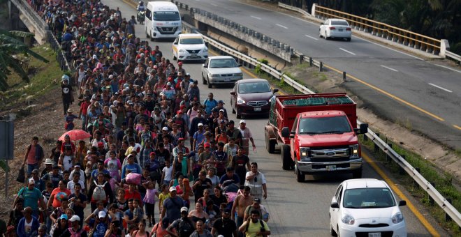 18/04/2019 - Migrantes centroamericanos caminan durante su viaje hacia los EEUU, en Villa Comaltitlán, México, el 18 de abril de 2019 | REUTERS/ Jose Cabezas