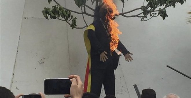 El muñeco quemado en la plaza principal de Coripe, Sevilla. Europa Press