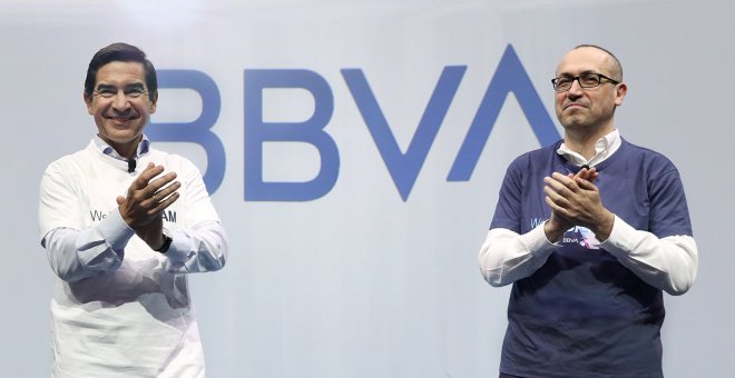 El presidente de BBVA, Carlos Torres Vila, y el consejero delegado, el turco Onur Genç,en la presentación del nuevo logo del banco.