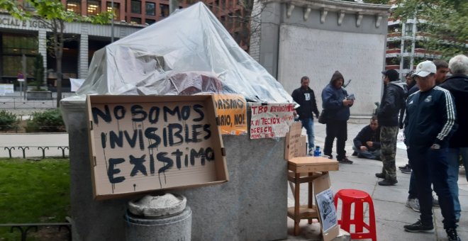 Uno de los carteles reivindicativos de las personas sin hogar, acampadas en el Paseo del Prado de Madrid. – D.M.