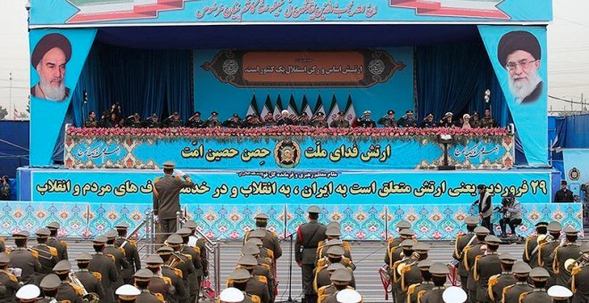 El presidente iraní, Hassan Rouhani, pronuncia un discurso durante la ceremonia del desfile del Día Nacional del Ejército en Teherán. | Reuters