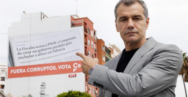 23/04/2019.- El candidato de Ciudadanos a la Generalitat, Toni Cantó, ante el cartel que han colgado para denunciar la corrupción. EFE/Kai Försterling