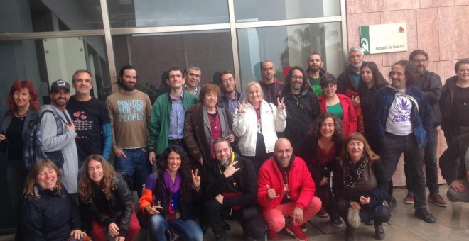 Activistas a favor de la legalización del cannabis, con Fernanda de la Figuera, en la Ciudad de la Justicia de Málaga. INFOCANNABIS.ORG