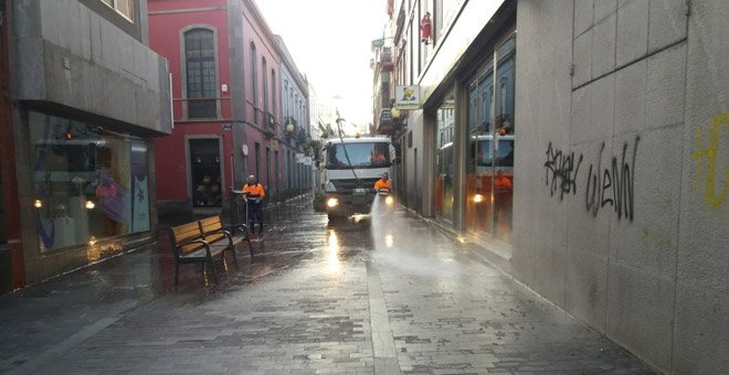 La limpieza viaria en las principales ciudades españolas ha empeorado, según la OCU. / EP