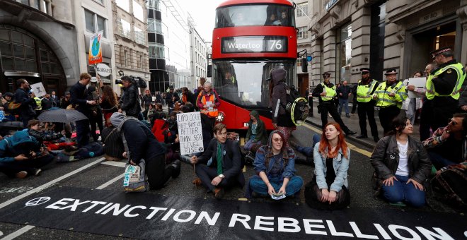 25/04/2019 - Los manifestantes bloquean el tráfico en Fleet Street durante la protesta de Extinction Rebellion en Londres, Gran Bretaña, 25 de abril de 2019 | REUTERS/ Peter Nicholls
